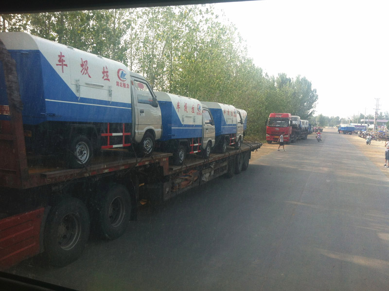 圖為準備發(fā)車至山西的小型<a href=http://www.honits.com/ljc target=_blank class=infotextkey>垃圾車</a>