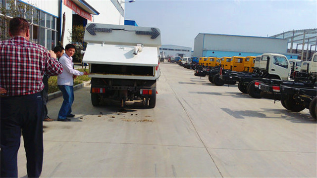內(nèi)蒙客商正在參觀五十鈴<a href=http://www.honits.com/saoluche/ target=_blank class=infotextkey>掃路車</a>