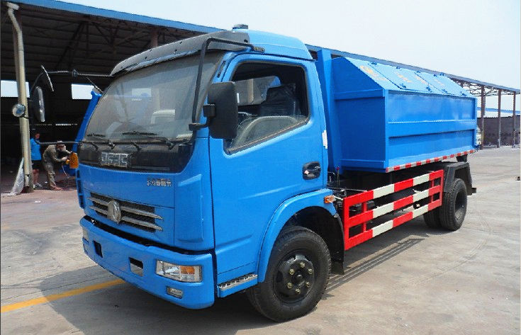 等待出廠的勾臂式垃圾車(chē)
